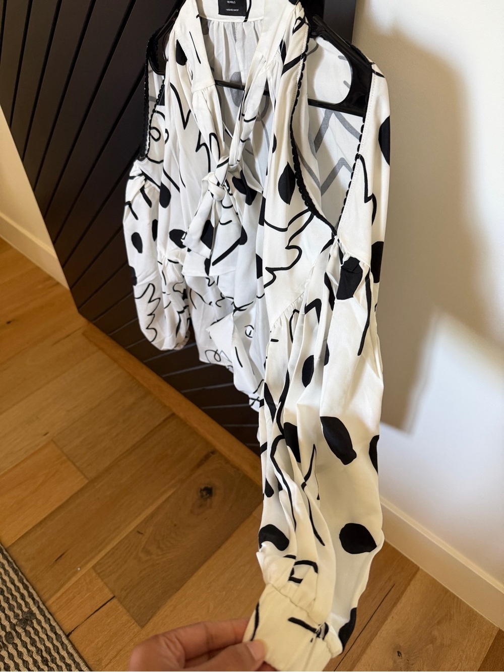 Mother of Pearl Top (from OUTNET). Size XS. Excellent condition. Worn only ONCE! - Picture 4 of 5